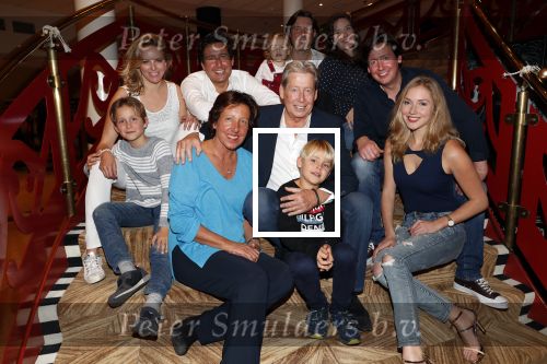 Zeist 23 december 2018
Hans Wendy Steven Osacr en Renzo Kazan met hun vrouwen en kinderen in het Fyji Hotel.