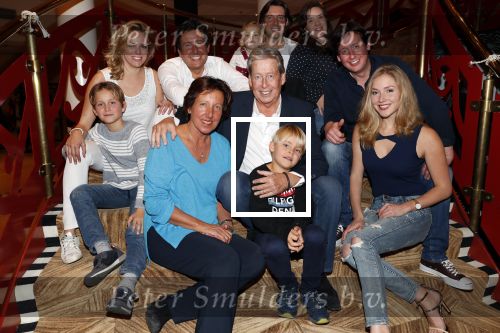 Zeist 23 december 2018
Hans Wendy Steven Osacr en Renzo Kazan met hun vrouwen en kinderen in het Fyji Hotel.