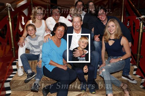 Zeist 23 december 2018
Hans Wendy Steven Osacr en Renzo Kazan met hun vrouwen en kinderen in het Fyji Hotel.