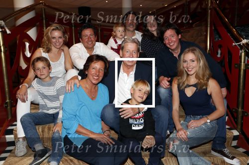 Zeist 23 december 2018
Hans Wendy Steven Osacr en Renzo Kazan met hun vrouwen en kinderen in het Fyji Hotel.