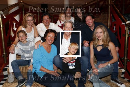 Zeist 23 december 2018
Hans Wendy Steven Osacr en Renzo Kazan met hun vrouwen en kinderen in het Fyji Hotel.