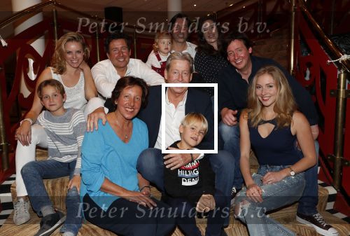 Zeist 23 december 2018
Hans Wendy Steven Osacr en Renzo Kazan met hun vrouwen en kinderen in het Fyji Hotel.