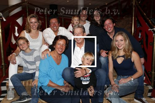 Zeist 23 december 2018
Hans Wendy Steven Osacr en Renzo Kazan met hun vrouwen en kinderen in het Fyji Hotel.