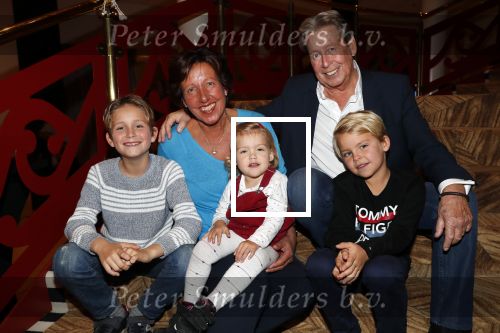 Zeist 23 december 2018
Hans Wendy Steven Osacr en Renzo Kazan met hun vrouwen en kinderen in het Fyji Hotel.