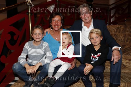 Zeist 23 december 2018
Hans Wendy Steven Osacr en Renzo Kazan met hun vrouwen en kinderen in het Fyji Hotel.