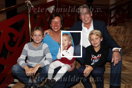 Zeist 23 december 2018
Hans Wendy Steven Osacr en Renzo Kazan met hun vrouwen en kinderen in het Fyji Hotel.