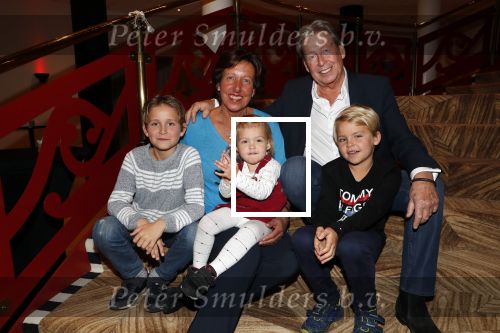 Zeist 23 december 2018
Hans Wendy Steven Osacr en Renzo Kazan met hun vrouwen en kinderen in het Fyji Hotel.
