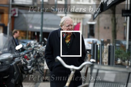 Amsterdam 19 januari 2019
Huub Oosterhuis doet boodschappen op de cornelis schuytstraat.