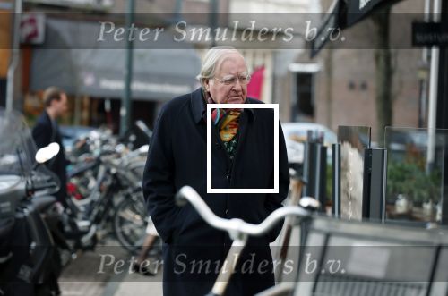 Amsterdam 19 januari 2019
Huub Oosterhuis doet boodschappen op de cornelis schuytstraat.