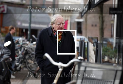 Amsterdam 19 januari 2019
Huub Oosterhuis doet boodschappen op de cornelis schuytstraat.