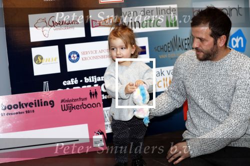 Beverwijk 22 december 2018
Rafael v d Vaart Damian Jesslynn en zijn vriendin Estavana Polman in het winkelcentrum waar Rafael zijn moeder Lolita een winkel heeft . Ze hebben geld opgehaald met veiling voor het ZZF.