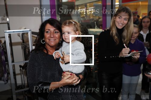 Beverwijk 22 december 2018
Rafael v d Vaart Damian Jesslynn en zijn vriendin Estavana Polman in het winkelcentrum waar Rafael zijn moeder Lolita een winkel heeft . Ze hebben geld opgehaald met veiling voor het ZZF.