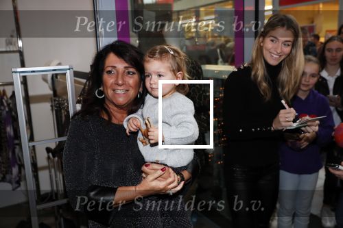 Beverwijk 22 december 2018
Rafael v d Vaart Damian Jesslynn en zijn vriendin Estavana Polman in het winkelcentrum waar Rafael zijn moeder Lolita een winkel heeft . Ze hebben geld opgehaald met veiling voor het ZZF.