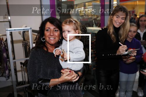 Beverwijk 22 december 2018
Rafael v d Vaart Damian Jesslynn en zijn vriendin Estavana Polman in het winkelcentrum waar Rafael zijn moeder Lolita een winkel heeft . Ze hebben geld opgehaald met veiling voor het ZZF.
