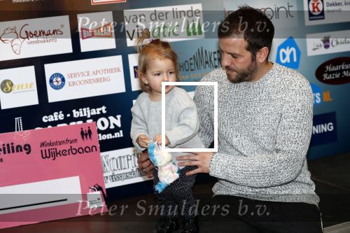 Beverwijk 22 december 2018
Rafael v d Vaart Damian Jesslynn en zijn vriendin Estavana Polman in het winkelcentrum waar Rafael zijn moeder Lolita een winkel heeft . Ze hebben geld opgehaald met veiling voor het ZZF.