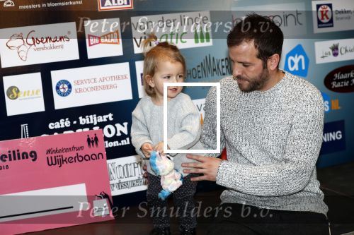 Beverwijk 22 december 2018
Rafael v d Vaart Damian Jesslynn en zijn vriendin Estavana Polman in het winkelcentrum waar Rafael zijn moeder Lolita een winkel heeft . Ze hebben geld opgehaald met veiling voor het ZZF.