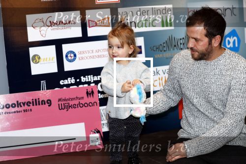 Beverwijk 22 december 2018
Rafael v d Vaart Damian Jesslynn en zijn vriendin Estavana Polman in het winkelcentrum waar Rafael zijn moeder Lolita een winkel heeft . Ze hebben geld opgehaald met veiling voor het ZZF.