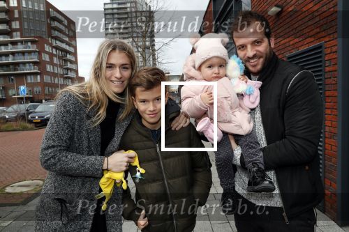 Beverwijk 22 december 2018
Rafael v d Vaart Damian Jesslynn en zijn vriendin Estavana Polman in het winkelcentrum waar Rafael zijn moeder Lolita een winkel heeft . Ze hebben geld opgehaald met veiling voor het ZZF.