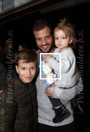 Beverwijk 22 december 2018
Rafael v d Vaart Damian Jesslynn en zijn vriendin Estavana Polman in het winkelcentrum waar Rafael zijn moeder Lolita een winkel heeft . Ze hebben geld opgehaald met veiling voor het ZZF.