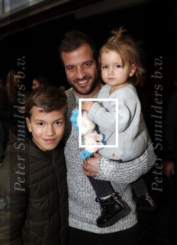 Beverwijk 22 december 2018
Rafael v d Vaart Damian Jesslynn en zijn vriendin Estavana Polman in het winkelcentrum waar Rafael zijn moeder Lolita een winkel heeft . Ze hebben geld opgehaald met veiling voor het ZZF.