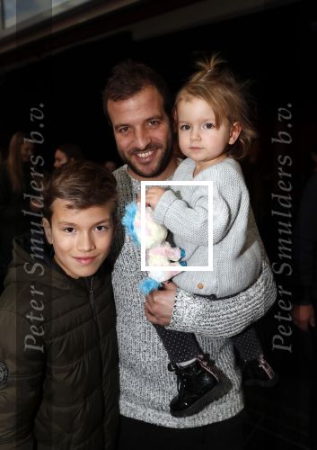 Beverwijk 22 december 2018
Rafael v d Vaart Damian Jesslynn en zijn vriendin Estavana Polman in het winkelcentrum waar Rafael zijn moeder Lolita een winkel heeft . Ze hebben geld opgehaald met veiling voor het ZZF.