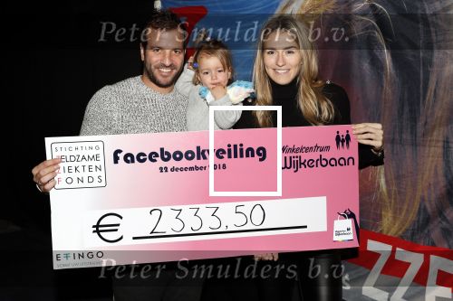 Beverwijk 22 december 2018
Rafael v d Vaart Damian Jesslynn en zijn vriendin Estavana Polman in het winkelcentrum waar Rafael zijn moeder Lolita een winkel heeft . Ze hebben geld opgehaald met veiling voor het ZZF.