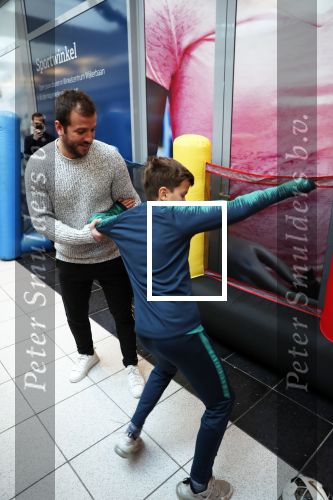 Beverwijk 22 december 2018
Rafael v d Vaart Damian Jesslynn en zijn vriendin Estavana Polman in het winkelcentrum waar Rafael zijn moeder Lolita een winkel heeft . Ze hebben geld opgehaald met veiling voor het ZZF.