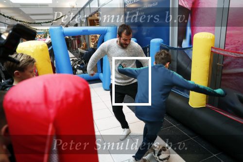 Beverwijk 22 december 2018
Rafael v d Vaart Damian Jesslynn en zijn vriendin Estavana Polman in het winkelcentrum waar Rafael zijn moeder Lolita een winkel heeft . Ze hebben geld opgehaald met veiling voor het ZZF.