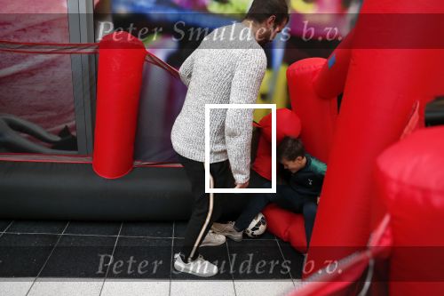 Beverwijk 22 december 2018
Rafael v d Vaart Damian Jesslynn en zijn vriendin Estavana Polman in het winkelcentrum waar Rafael zijn moeder Lolita een winkel heeft . Ze hebben geld opgehaald met veiling voor het ZZF.