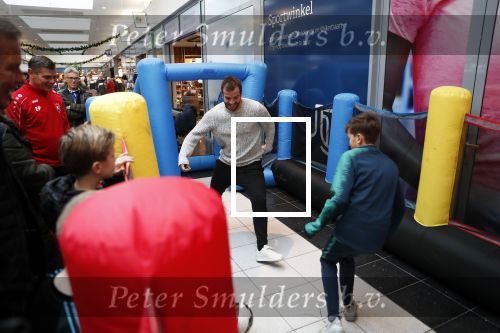 Beverwijk 22 december 2018
Rafael v d Vaart Damian Jesslynn en zijn vriendin Estavana Polman in het winkelcentrum waar Rafael zijn moeder Lolita een winkel heeft . Ze hebben geld opgehaald met veiling voor het ZZF.
