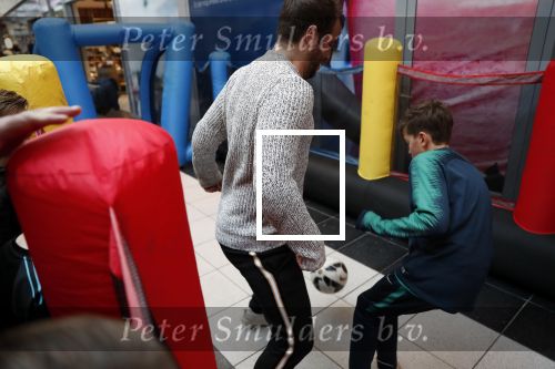 Beverwijk 22 december 2018
Rafael v d Vaart Damian Jesslynn en zijn vriendin Estavana Polman in het winkelcentrum waar Rafael zijn moeder Lolita een winkel heeft . Ze hebben geld opgehaald met veiling voor het ZZF.