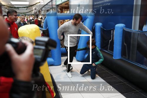 Beverwijk 22 december 2018
Rafael v d Vaart Damian Jesslynn en zijn vriendin Estavana Polman in het winkelcentrum waar Rafael zijn moeder Lolita een winkel heeft . Ze hebben geld opgehaald met veiling voor het ZZF.