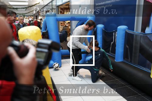 Beverwijk 22 december 2018
Rafael v d Vaart Damian Jesslynn en zijn vriendin Estavana Polman in het winkelcentrum waar Rafael zijn moeder Lolita een winkel heeft . Ze hebben geld opgehaald met veiling voor het ZZF.