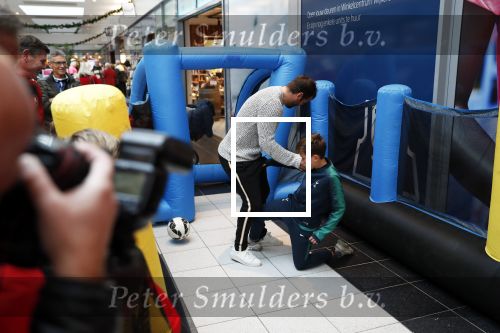 Beverwijk 22 december 2018
Rafael v d Vaart Damian Jesslynn en zijn vriendin Estavana Polman in het winkelcentrum waar Rafael zijn moeder Lolita een winkel heeft . Ze hebben geld opgehaald met veiling voor het ZZF.