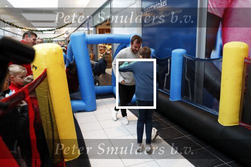 Beverwijk 22 december 2018
Rafael v d Vaart Damian Jesslynn en zijn vriendin Estavana Polman in het winkelcentrum waar Rafael zijn moeder Lolita een winkel heeft . Ze hebben geld opgehaald met veiling voor het ZZF.