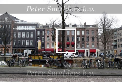 Amsterdam 4 januari 2019
Ramen met prostituees schuin tegen over Albert Verlindce zijn nieuwe appartement.