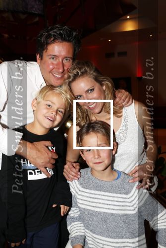 Zeist 23 december 2018
Hans Wendy Steven Osacr en Renzo Kazan met hun vrouwen en kinderen in het Fyji Hotel. Renzo en zijn vrouw Mara met hun twee kinderen