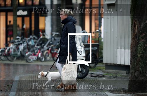 Amsterdam 12 januari 2019
Saskia Noort gaat met haar hondje naar slagerij v Dam.