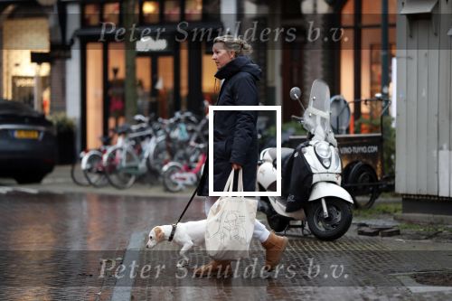 Amsterdam 12 januari 2019
Saskia Noort gaat met haar hondje naar slagerij v Dam.