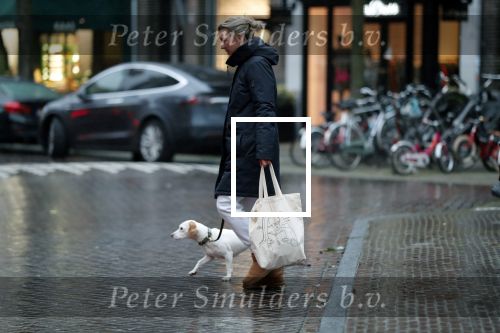 Amsterdam 12 januari 2019
Saskia Noort gaat met haar hondje naar slagerij v Dam.