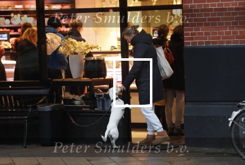 Amsterdam 12 januari 2019
Saskia Noort gaat met haar hondje naar slagerij v Dam.