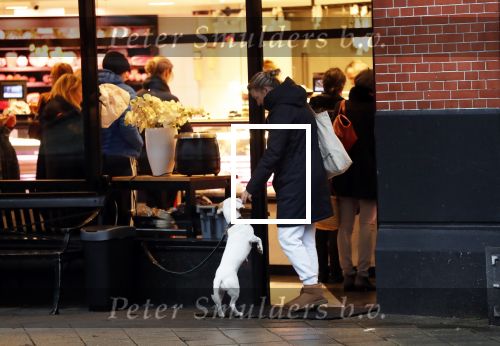 Amsterdam 12 januari 2019
Saskia Noort gaat met haar hondje naar slagerij v Dam.