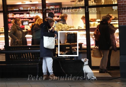 Amsterdam 12 januari 2019
Saskia Noort gaat met haar hondje naar slagerij v Dam.