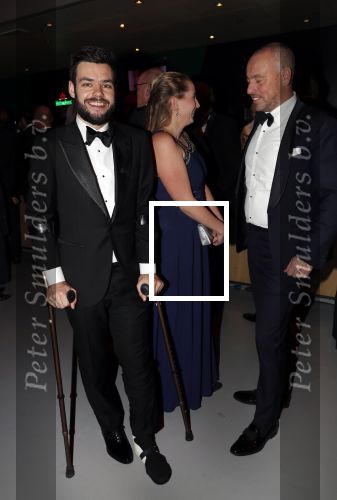 Amsterdam 19 december 2018
Sportman van het jaar verkiezing in afas live. Kjeld Nuis met Sportvrouw van het Jaar 2018 Suzanne Schulting, gehandicapte sporter van het Jaar 2018 Bibian Mentel en de coaches van het Jaar 2018 Jac Orie en Raemon Sluijter De baanwielrenners werden ploeg van het jaar, Marianne Timmer kreeg een ouvre prijs en Rico Verhoeven werd door de Zapp kijkers gekozen tot meest populaire sporter. Sjinkie Knegt op krukken met zijn vrouw