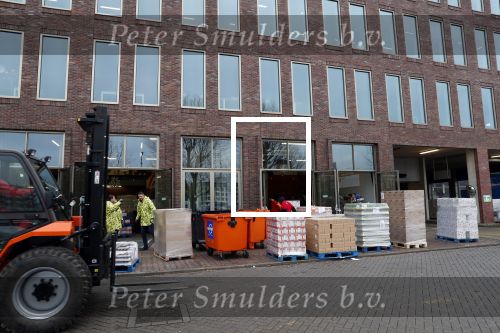 Rotterdam 18 december 2018
Danny Blind pakt voedselpakketten in voor de voedselbank op het hoofdkantoor bij Unilever.