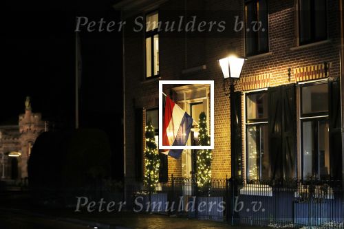 Naarden 12 januari 2020
Bij de dochter van Aart Staartjes , Saskia Meijer Staartjes en haar man Erik Meijer ( speelde destijds Pino) is de vlag uitgehangen omdat haar vader overleden is.
