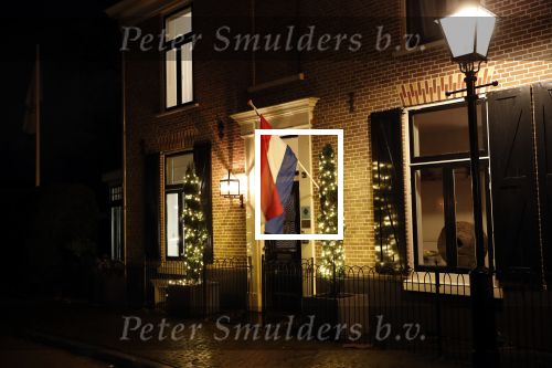 Naarden 12 januari 2020
Bij de dochter van Aart Staartjes , Saskia Meijer Staartjes en haar man Erik Meijer ( speelde destijds Pino) is de vlag uitgehangen omdat haar vader overleden is.