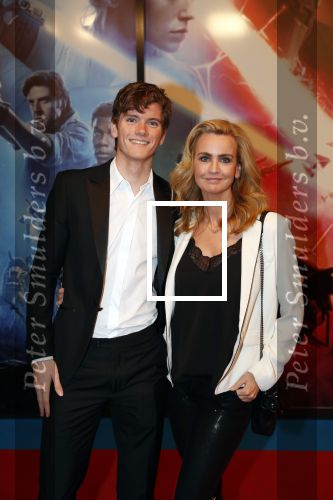 Amsterdam 17 december 2019
Premiere Starwars in het Amsterdam theater.
Daphne Deckers kwam met haar zoon Alec
