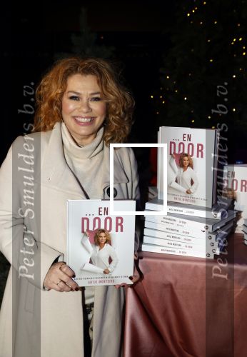 Bunnik 4 februari 2021
Boekpresentatie Antje Monteiro . Romy ontvangt het eerste boek.