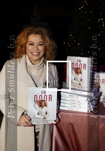 Bunnik 4 februari 2021
Boekpresentatie Antje Monteiro . Romy ontvangt het eerste boek.